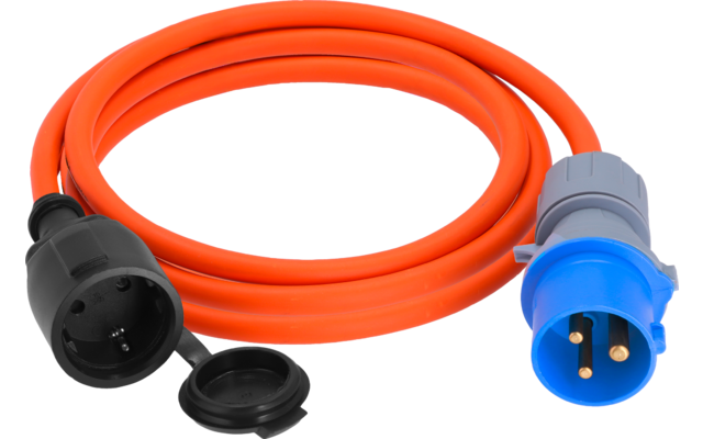 Aufgerolltes orangefarbenes Stromkabel mit blauem Dreipolstecker und schwarzer Kupplung mit offenem Schutzdeckel