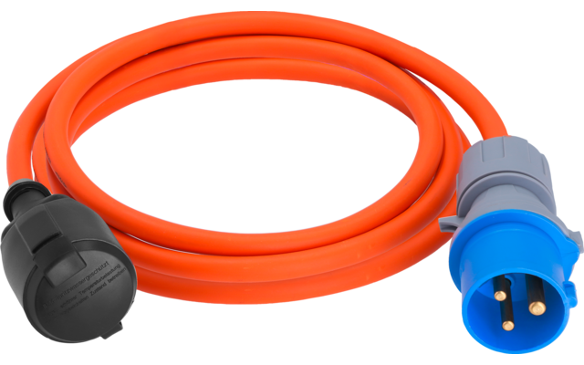 Oranges, aufgerolltes Verlängerungskabel mit blauem dreipoligem Stecker und schwarzer Kupplung