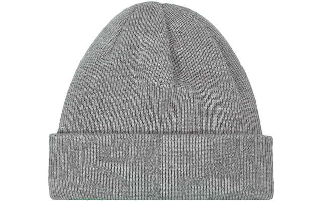 graue Strickmütze mit Umschlag