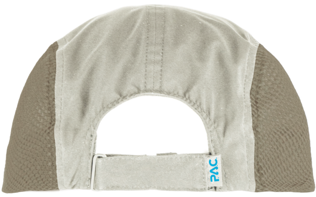 Vue arrière d'une casquette beige clair avec panneaux latéraux en mesh marron, ouverture arrière, sangle textile réglable avec fermoir métallique et petite étiquette bleue 'PAC'