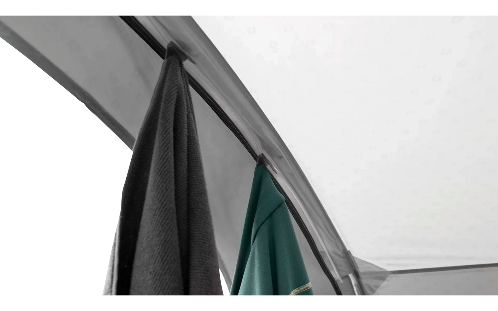 Dachfenster mit aufgehängten Vorhängen in Grau und Dunkelgrün