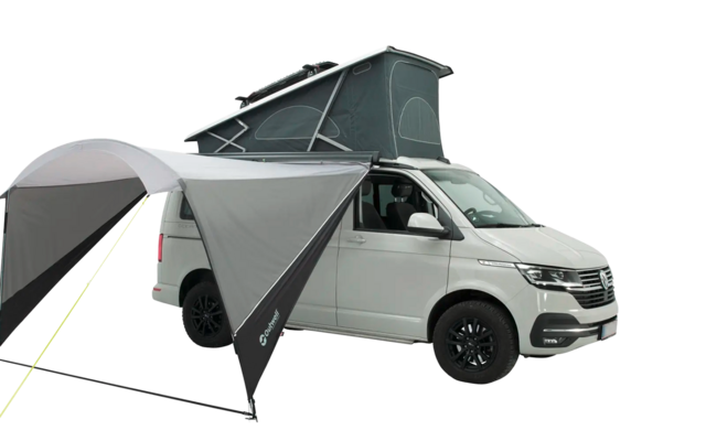 Camper bianco con tenda da tetto aperta e tenda parasole