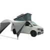 Camper bianco con tenda da tetto aperta e tenda parasole