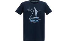 Dunkelblaues T‑Shirt mit weißer Segelboot-Illustration, kleinem Sonnensymbol oben links, Wellendekor und hellblauer Schrift 'by the sea'