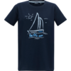 Dunkelblaues T‑Shirt mit weißer Segelboot-Illustration, kleinem Sonnensymbol oben links, Wellendekor und hellblauer Schrift 'by the sea'