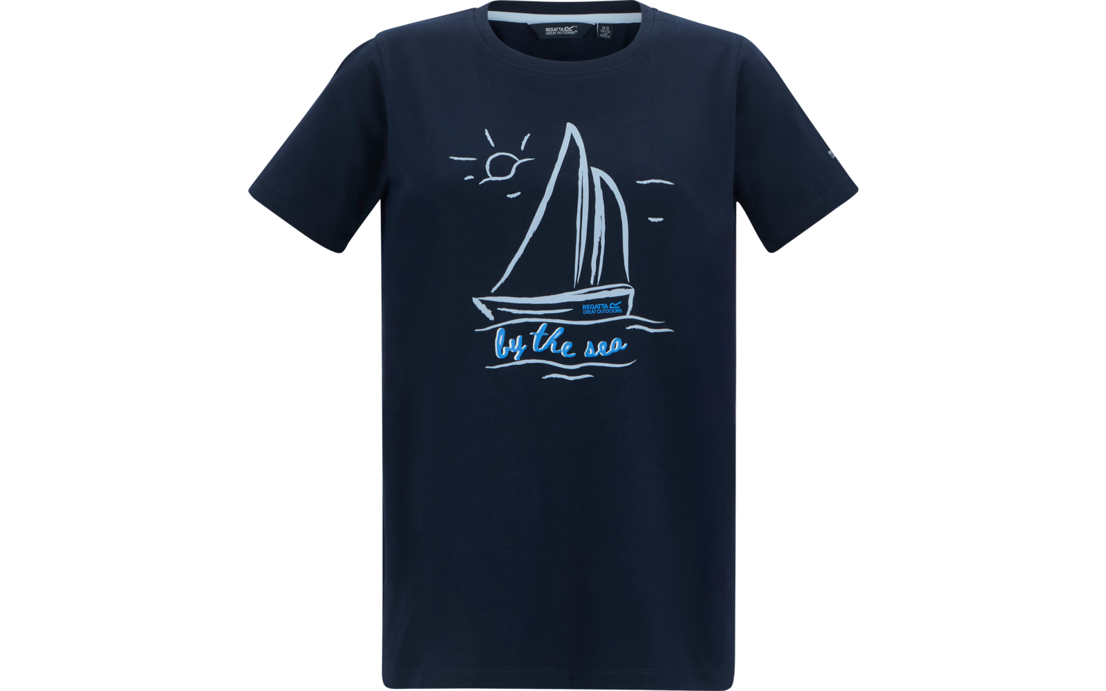 Dunkelblaues T‑Shirt mit weißer Segelboot-Illustration, kleinem Sonnensymbol oben links, Wellendekor und hellblauer Schrift 'by the sea'