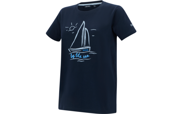 Dunkelblaues T-Shirt mit rundem Ausschnitt, bedruckt mit weißer Strichzeichnung eines Segelbootes, Sonne, Wellen und blauem Schriftzug 'by the sea'