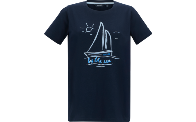 Dunkelblaues T‑Shirt mit weißer Segelboot-Illustration, kleinem Sonnensymbol oben links, Wellendekor und hellblauer Schrift 'by the sea'