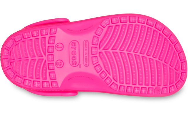 Semelle d'un sabot rose avec motif de la bande de roulement et logo Crocs visible