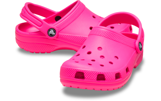 Paire de sabots rose vif avec trous d'aération et brides de talon, légèrement décalés