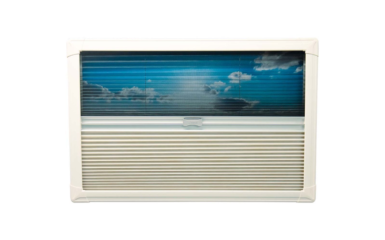 Cadre de fenêtre blanc avec store partiellement baissé ; les lamelles supérieures montrent un ciel bleu avec des nuages, les lamelles inférieures sont blanches/beiges
