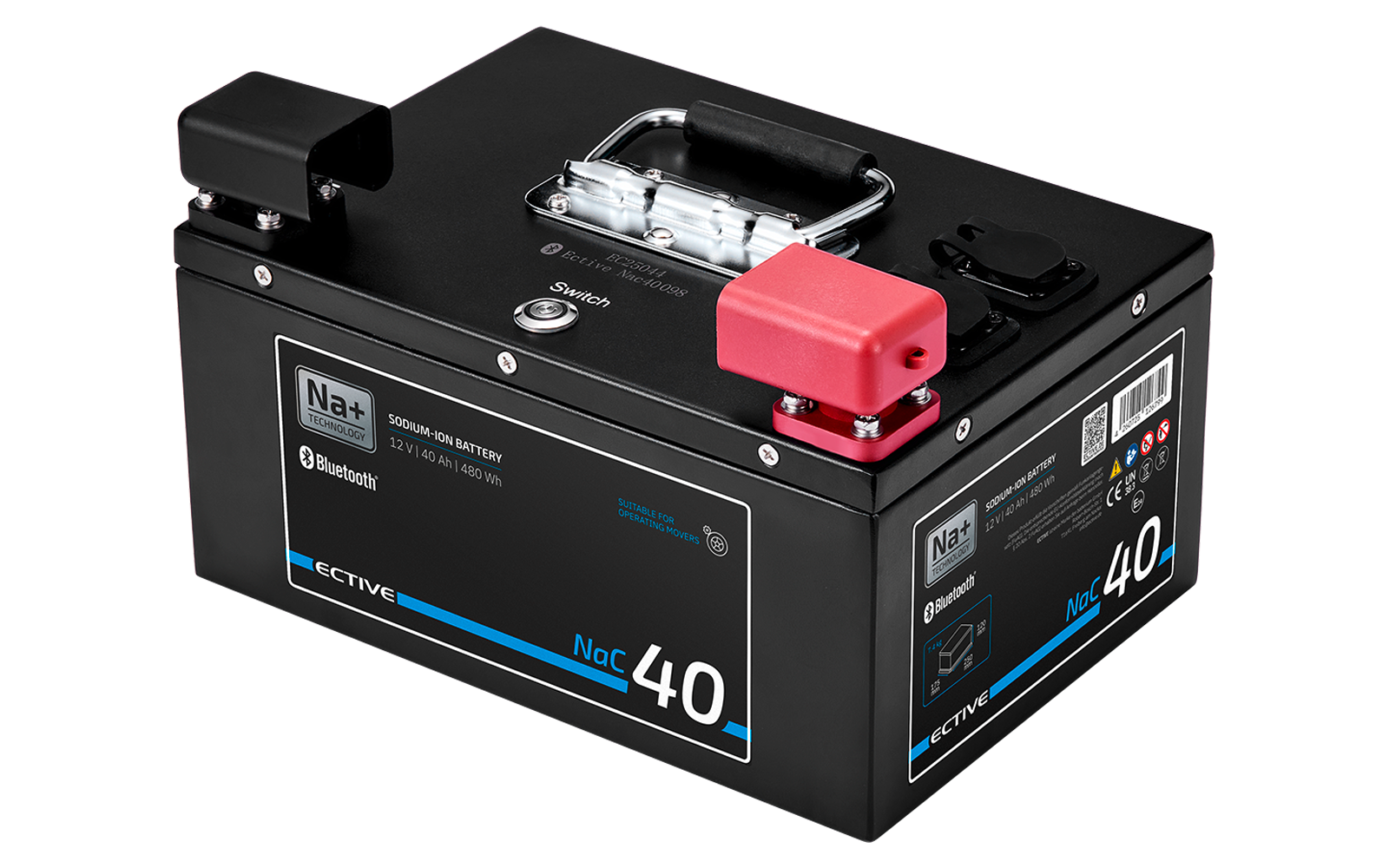 Schwarzes rechteckiges Gehäuse mit Metallgriff oben, einem roten und einem schwarzen Anschlusspol und Aufklebern mit Texten und Zahlen