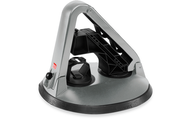 Struttura metallica grigia a forma triangolare con leva sopra un grande disco rotondo nero in gomma; due dischi rotondi neri più piccoli e un piccolo adesivo rosso sul telaio