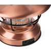 Close-up van een koperen lantaarn met een glazen lamp, zwart metalen rooster en zichtbare USB-poort