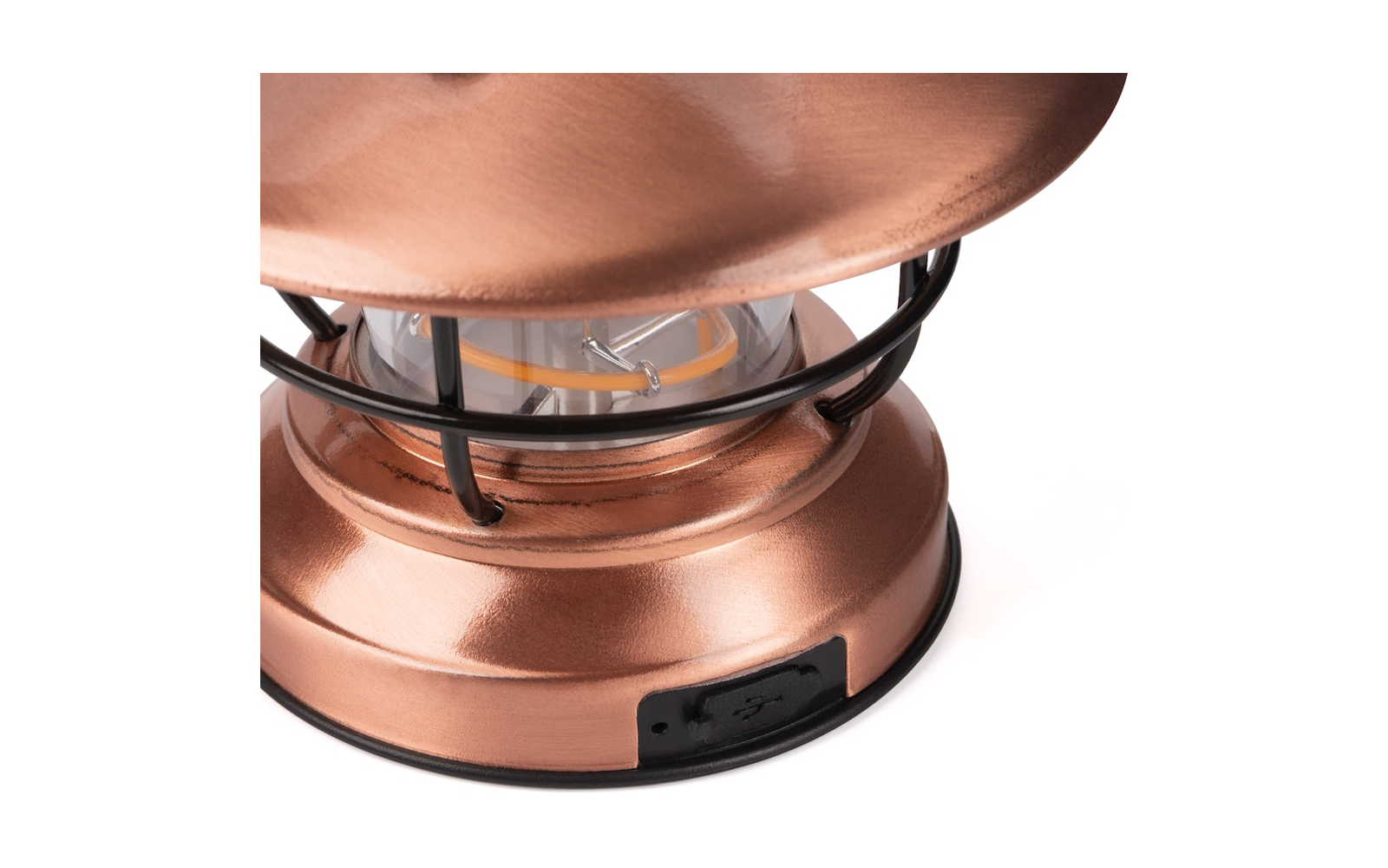Close-up van een koperen lantaarn met een glazen lamp, zwart metalen rooster en zichtbare USB-poort