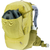 Gelb-grüner Rucksack mit einem Helm in der vorderen Tasche und einer Wasserflasche in der seitlichen Tasche