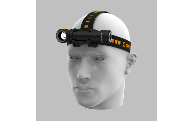 Weißer Helm mit integriertem kleiner Kamera vorne auf einem weißen Modellkopf