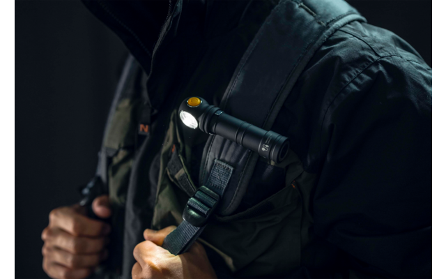 Person in dunkler Jacke trägt einen Rucksack