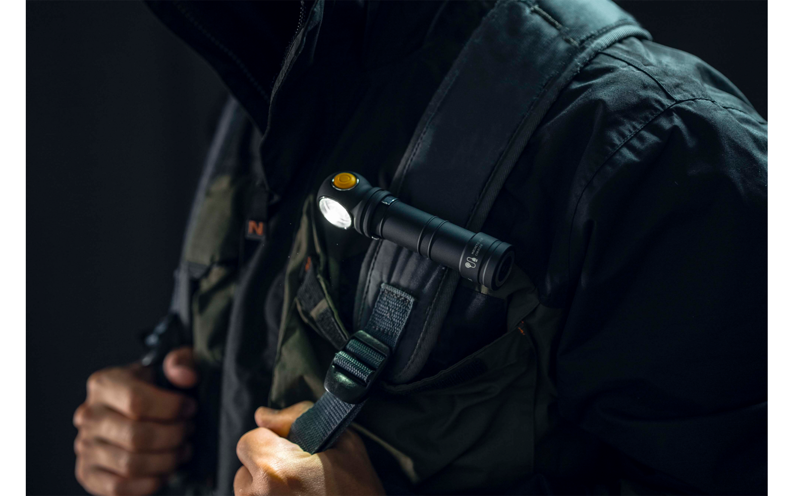 Person in dunkler Jacke trägt einen Rucksack