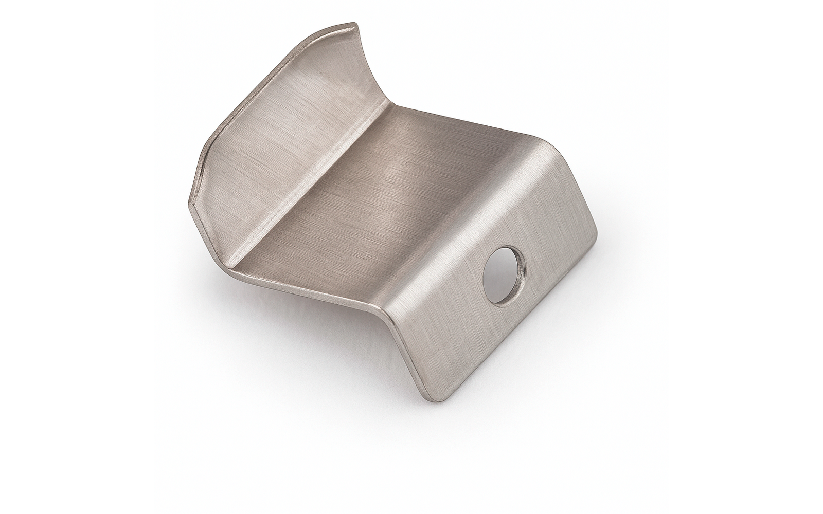 Gebürstetes Metallteil in gebogener L‑Form mit rundem Loch, auf weißem Hintergrund