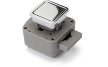 Quadratischer silberner Knopf auf grauem Plastikgehäuse vor weißem Hintergrund