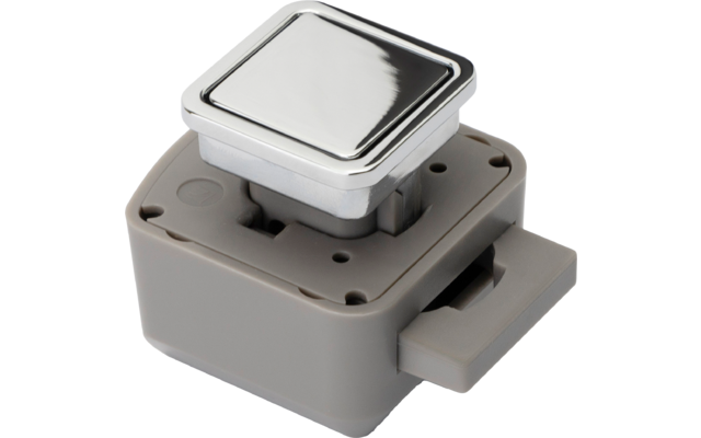 Quadratischer silberner Knopf auf grauem Plastikgehäuse vor weißem Hintergrund