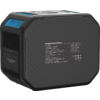 Schwarzes, quaderförmiges Gerät mit abgerundeten Kanten, blaues Griffdetail oben und Seitenfläche mit Aufkleber "Portable Power Station" sowie technischem Text und Symbolen
