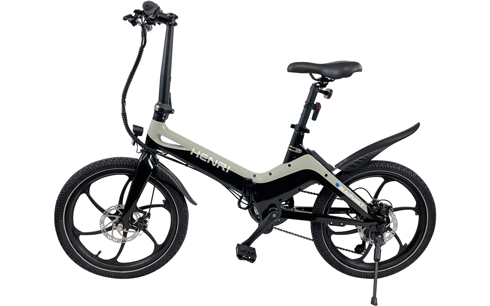 Zwart-witte opvouwbare fiets met zwart zadel en spatborden voor witte achtergrond
