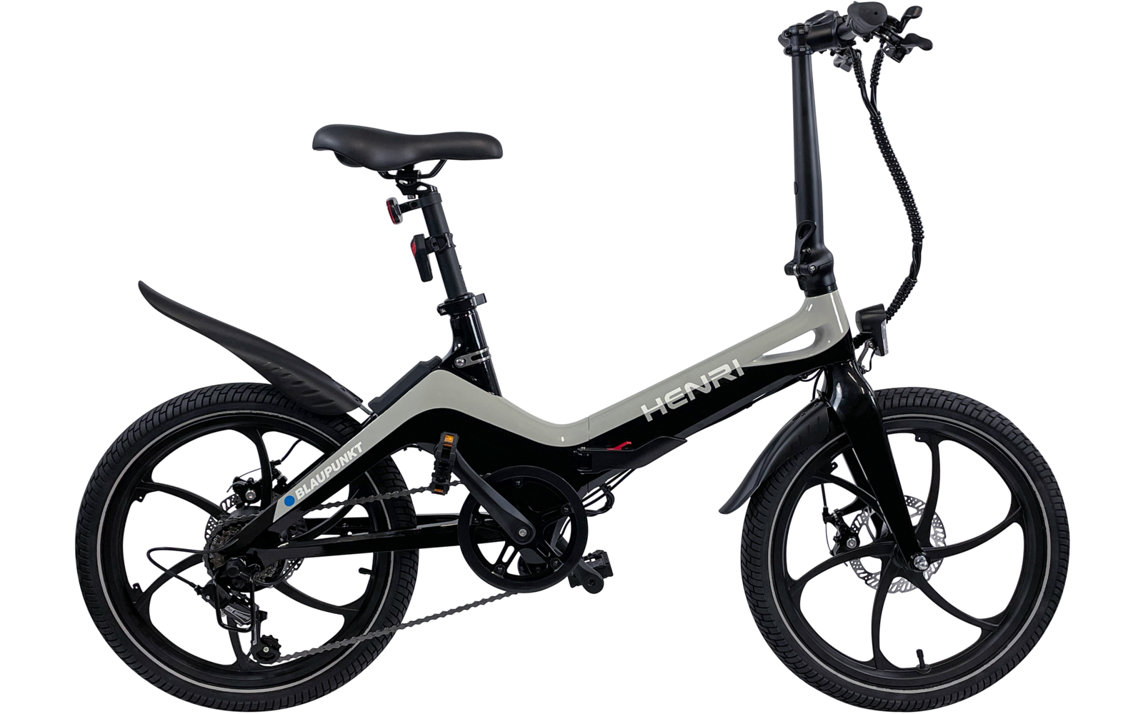 Zwarte opvouwbare fiets met kleine wielen op witte achtergrond