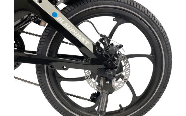 Close-up van een fietswiel met spaken en remsysteem