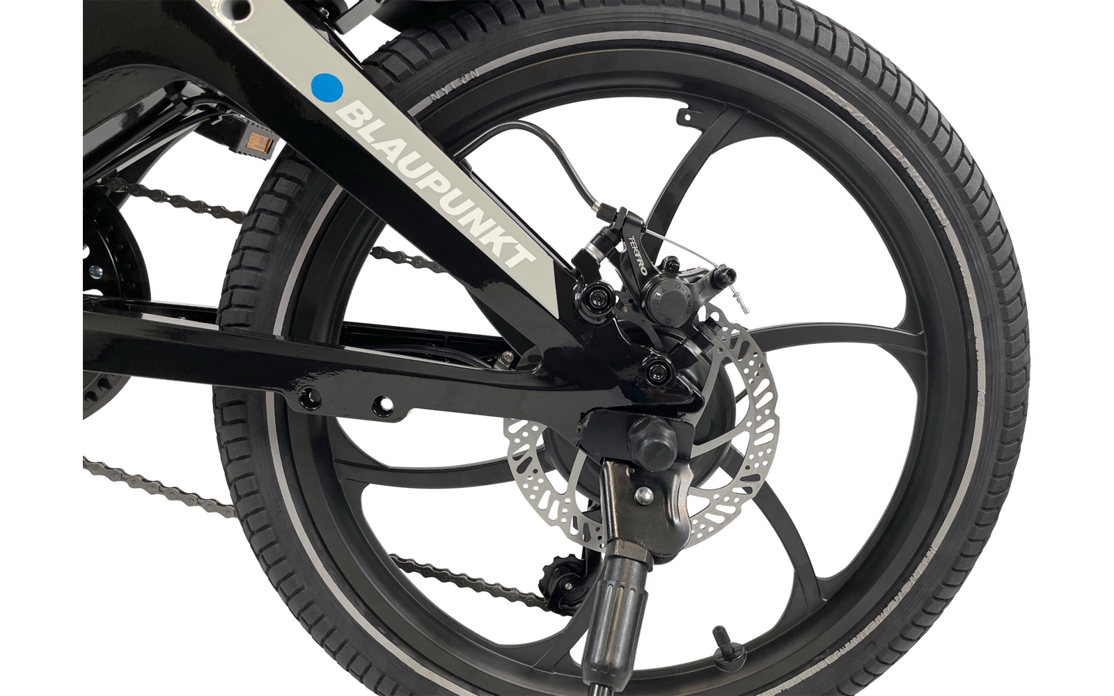 Close-up van een fietswiel met spaken en remsysteem