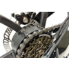 Close-up van een fietsaandrijving met tandkransen en een deel van het frame