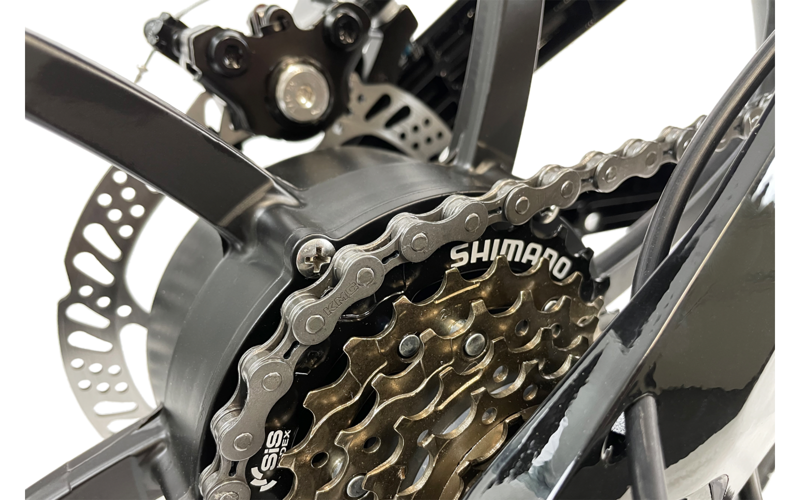 Close-up van een fietsaandrijving met tandkransen en een deel van het frame