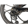 Close-up van een achterwiel van een fiets met derailleur en spaken