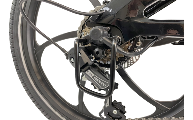 Close-up van een achterwiel van een fiets met derailleur en spaken