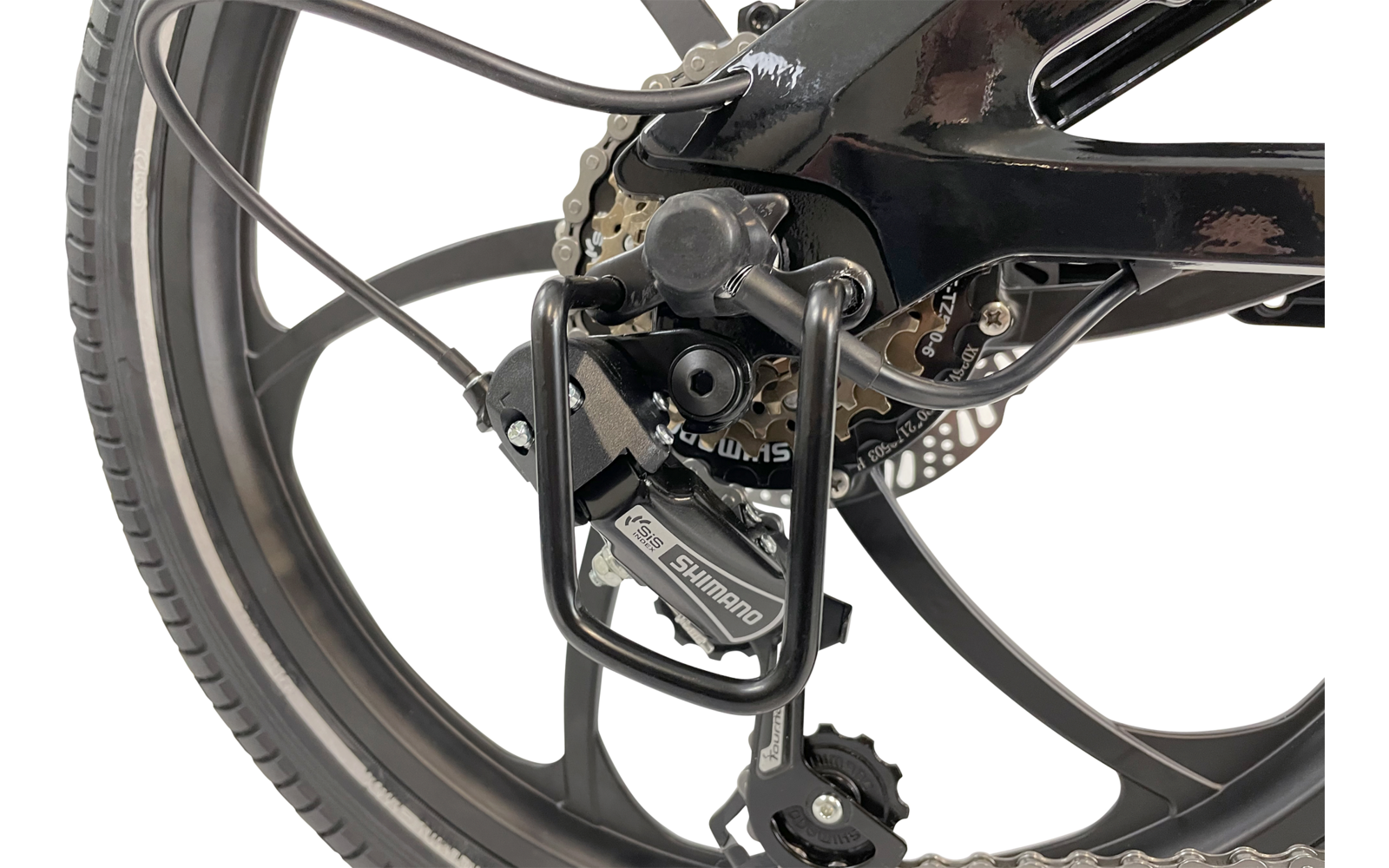 Close-up van een achterwiel van een fiets met derailleur en spaken