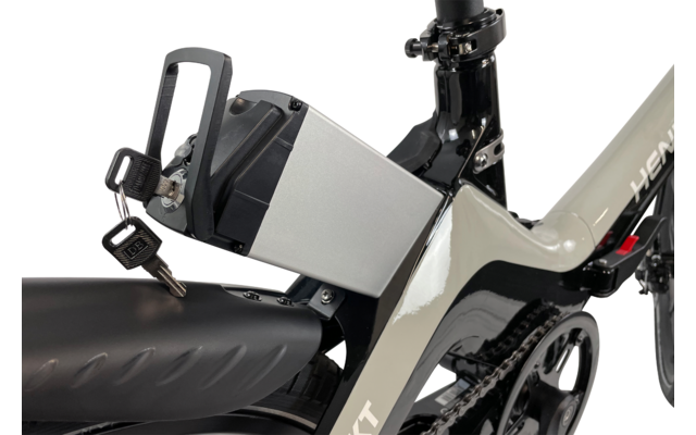 Close-up van een grijs frame van een elektrische fiets met accu