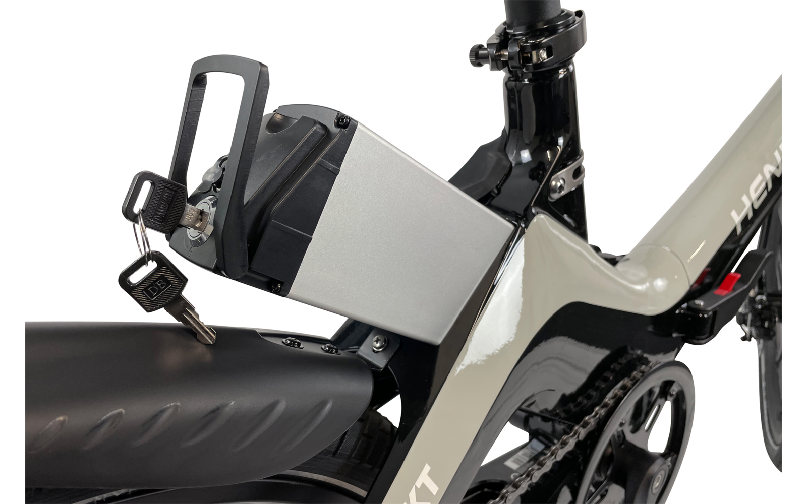 Close-up van een grijs frame van een elektrische fiets met accu