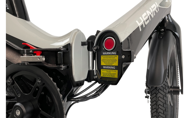 Close-up van een fietsframe met accu en elektrische aansluiting