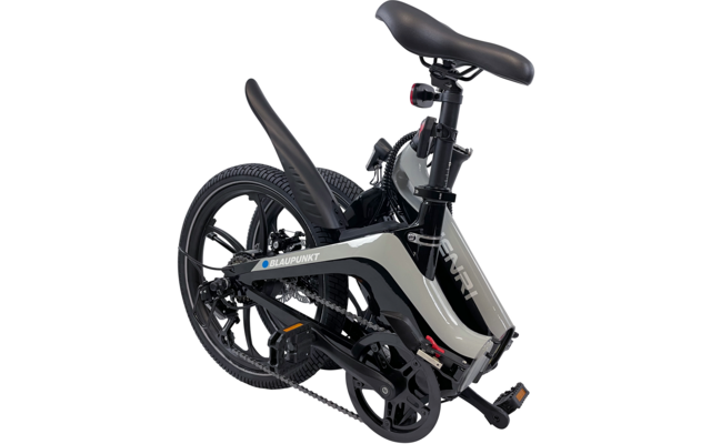 Opgevouwen zwarte elektrische fiets met zichtbaar zadel en wielen