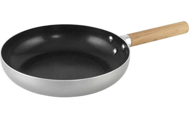 Koekenpan met houten handvat op witte achtergrond