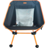 Petit siège avec assise en tissu noir, panneau central en maille grise, structure métallique orange et quatre pieds munis d'embouts en caoutchouc ronds
