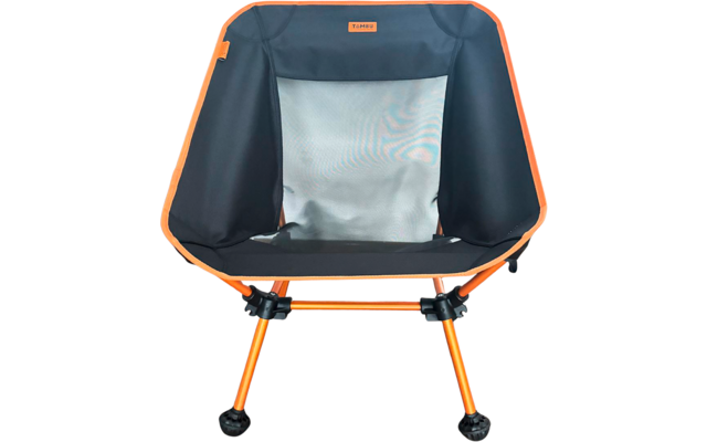 Petit siège avec assise en tissu noir, panneau central en maille grise, structure métallique orange et quatre pieds munis d'embouts en caoutchouc ronds