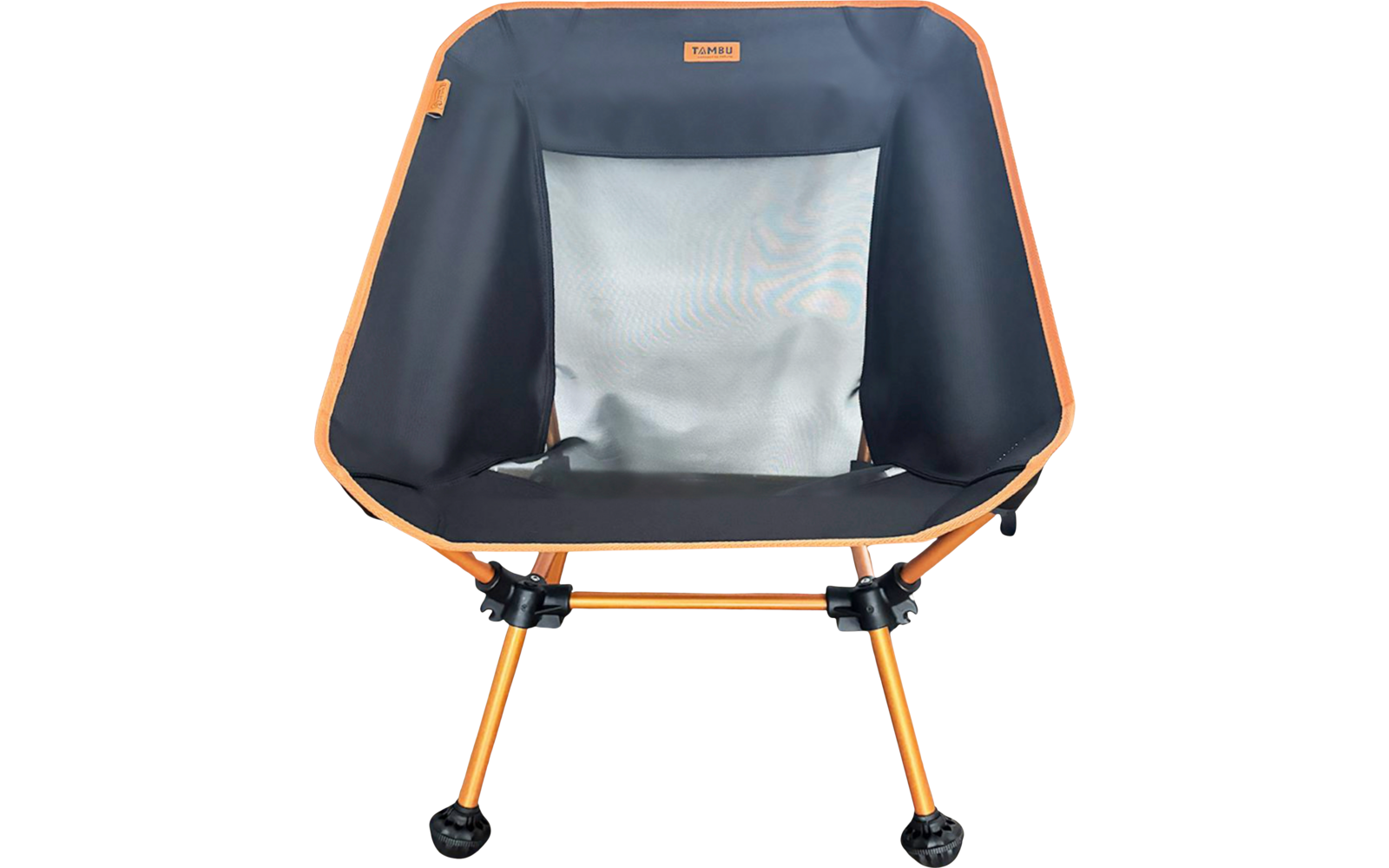 Kleiner Stuhl mit schwarzer Sitzfläche, mittiger grauer Netzfläche, orangefarbenem Metallgestell und vier Beinen mit runden Gummifüßen