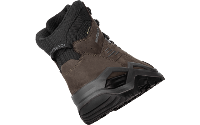 Botte haute marron et noire vue de côté, col rembourré, lacets et semelle noire crantée, inscriptions visibles 'RENEGADE' et 'LOWA'