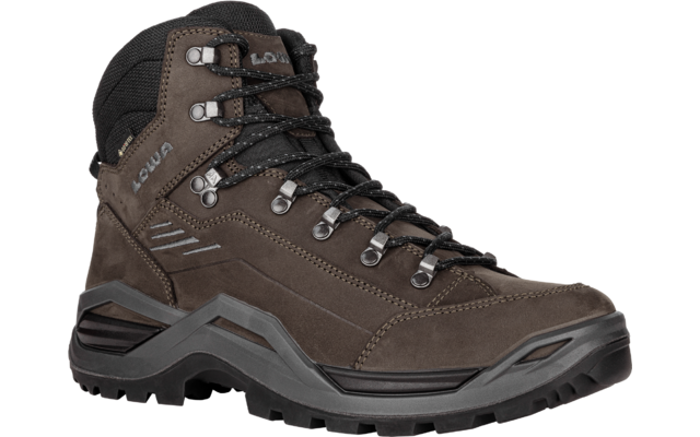 Botte de randonnée marron montant à la cheville en vue latérale, col rembourré noir, œillets métalliques, lacets noirs à points blancs, semelle crantée noire avec accents gris et logo "LOWA" visible