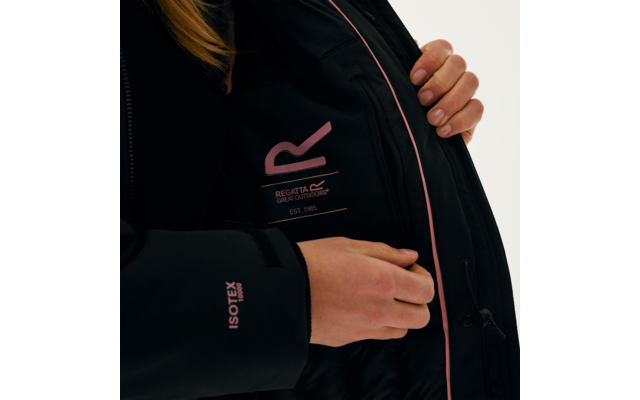 Person öffnet die Innenseite einer schwarzen Jacke, auf der ein Logo und Text sichtbar sind