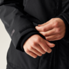 Hände, die den Ärmel einer schwarzen Jacke schließen