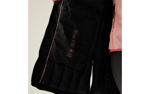 Schwarze Handschuhe mit orangefarbenen Nähten und Text auf der Innenseite