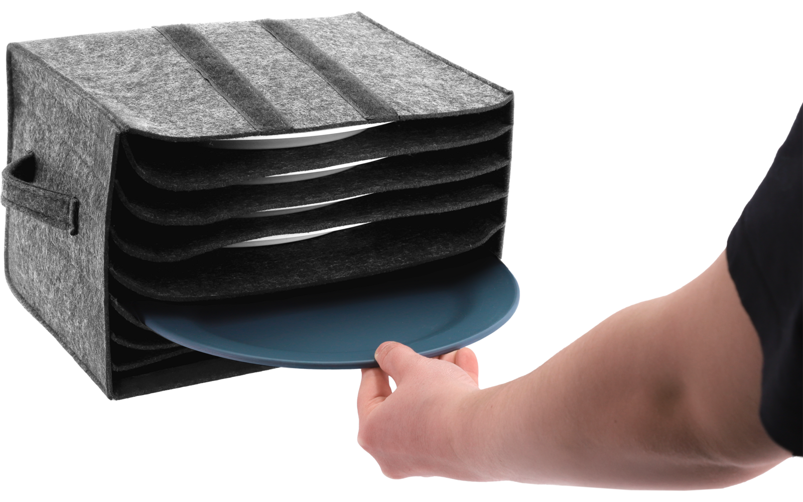 Grijs vilten bakje met meerdere horizontale vakken, een blauw rond bord wordt eruit getrokken door een hand; onderarm en zijkant van de romp zichtbaar